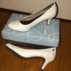 Size 8, White heels
